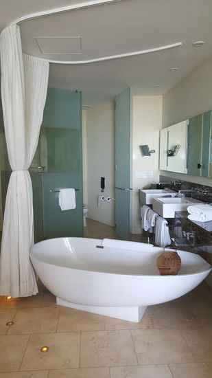 Badewanne im Zimmer....alles offen...außer Toilette natürlich..