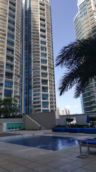 Insgesmt gibt es im 14. Stock 5 Pools, aber es ist sehr windig hier oben und keine Sonne...da hat Herr Trump etwas nicht so gut geplant...