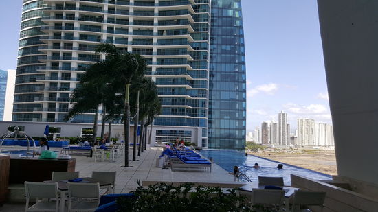 Ähnlich wie im "Marina Bay Sands" ist der Pool randfrei...