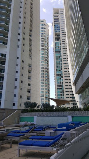 Eingekesselt von den Hochhäusern liegt alles im Schatten...