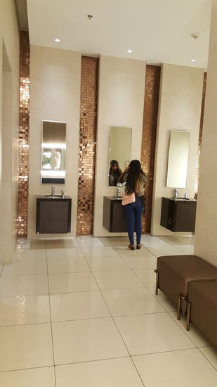 Ich muss mal wieder die schönen Toiletten in der mall fotografieren...