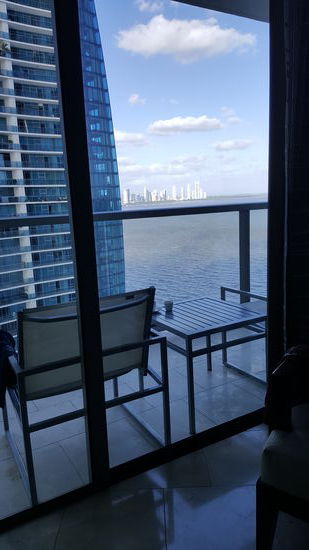 Gegenüber ist ein Wohnhaus, ebenso hoch wie unser Hotel--aber es stehen viele Wohnungen leer...