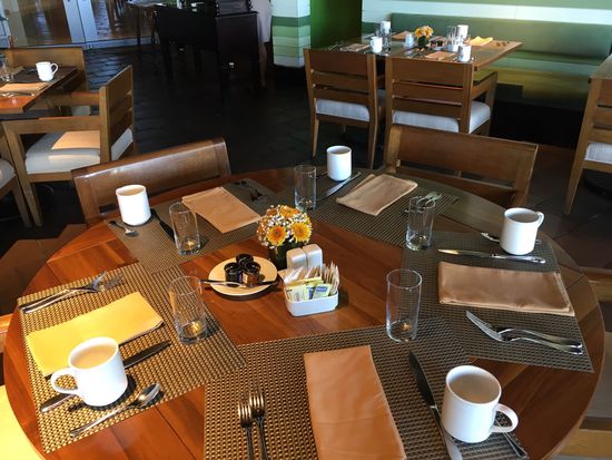 Nett gedeckt mit frischen Blumen