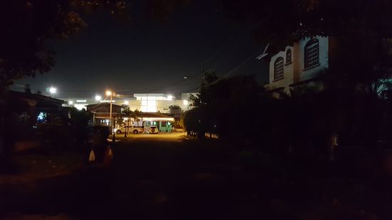 Rechts ist unser Guesthouse, geradeaus die mall