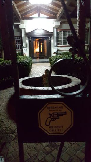 Der Eingang von unserem Guesthouse....das Schild wirkt beruhigend...