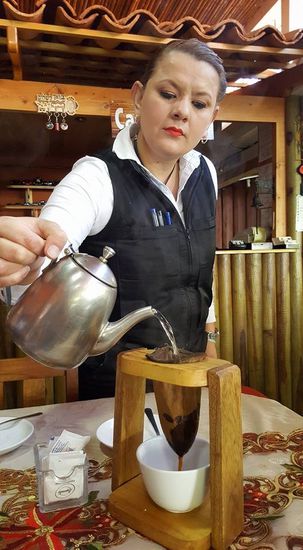 Wir bekommen einen typischen Costa Rica Kaffee und ein wunderschönes Zimmer mit einem elektrischen Kamin