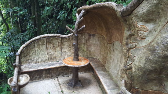 Der Abstieg zum Wasserfall führt an diesen hübschen Sitzplätzen vorbei