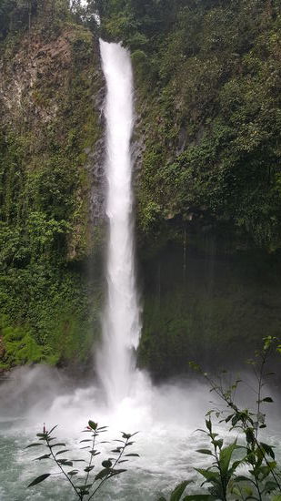 Wir nähern uns, noch sind nicht so sehr viele Touris da..
rechts vom Wasserfall kann man baden