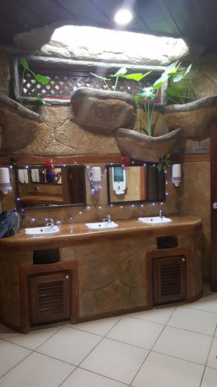 Am Eingang gibt es so hübsche Toiletten, die muss ich einfach fotografieren.