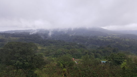 Der Arenal im Dunst, zu schade, dass der vollständige Kegel nicht zu sehen ist..