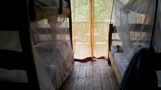 ...von innen, hinter dem Vorhang ist der Balkon mit Aussicht auf den Regenwald...