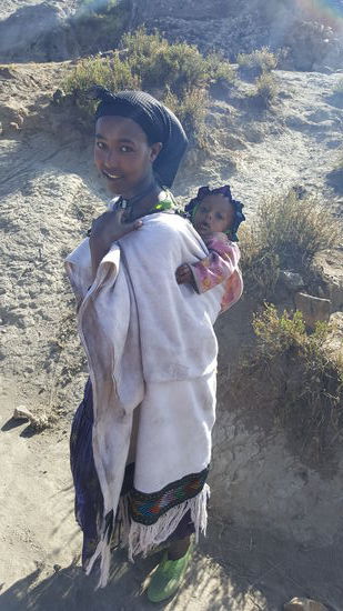 Hier werden die Frauen recht früh Mutter, manche bereits mit 15 Jahren. Einige lassen dabei ihr Leben.