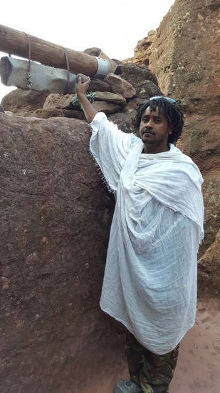 Happy zeigt uns eine Steinglocke.