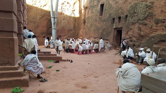 Immer wieder küssen die Gläubigen die Kirche. Sie bitten und zu sich und machen Platz für uns.