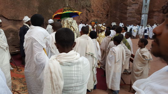 Dann treten die in Gold gekleideten Priester aus der Kirche und segnen das Volk. Wir bekommen Gänsehaut..