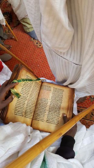 Eine sehr alte Bibel.