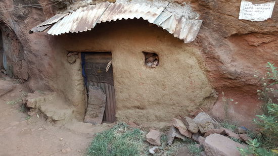 Hier im Felsen wohnt der Großvater von Happy- der Priester.