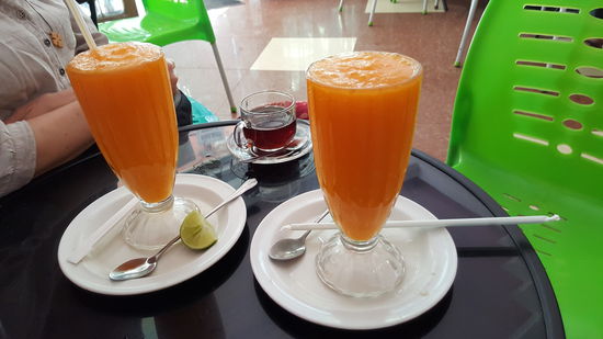 Nach dem Kirchenbesuch frühstücken wir und trinken unseren ersten frischen Papayasaft.