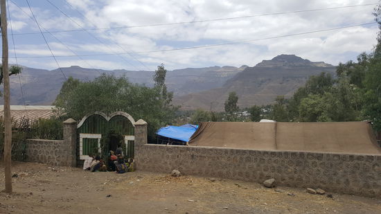 Hier hinter findet die Hochzeit statt.