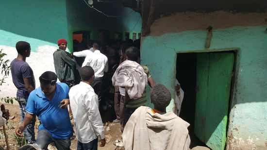 Die Menge feuert an und johlt...