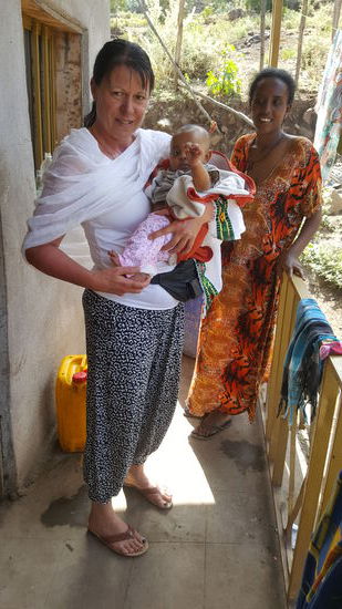 Die junge Mutter wurde von ihrem Freund verlassen, als sie schwanger war und von ihrer eigenen Familie verstoßen. Wie gut, das sie hier ein Zuhause gefunden hat.