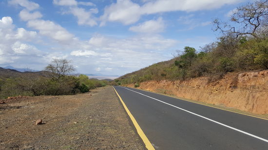 Ooohhh...sieht die Straße gut aus.....Das soll sich bald ändern...täglich gibt's Afrikanische Massage....