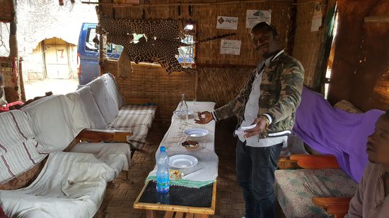 Gleich wird das Brot mit Honig serviert.