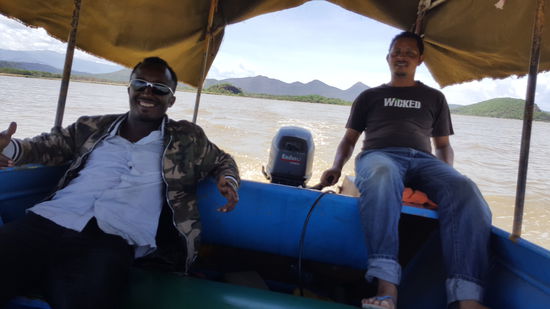 Unser Sunny Boy Johannes und der Bootsführer.