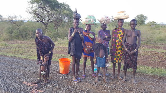 Unterwegs treffen wir ein paar schöne Menschen. Jonas steigt aus und verhandelt den Fotopreis. Das dauert eine Weile, denn jeder will etwas abbekommen. Nachdem das augenscheinlich erledigt ist, dürfen wir aussteigen und losknipsen. Danach steigen wir ins Auto und Jonas verteilt Seife, Süsses und Geld. Dennoch gibt es weitere Diskussionen...Es ist nicht angenehm...