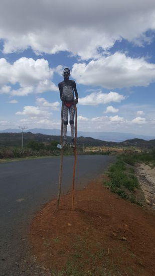 Diesen Jungen treffen wir unterwegs.