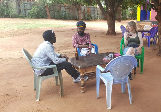 Wir werden heute zum Markt gehen, um weitere Stämme kennenzulernen. Doch vorher eine Pause mit Tee .