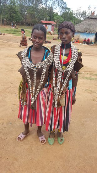 An den Frisuren der Frauen kann man erkennen, ob sie verheiratet sind oder nicht. Die rechte Frau ist verheiratet, die Linke ist noch zu haben.