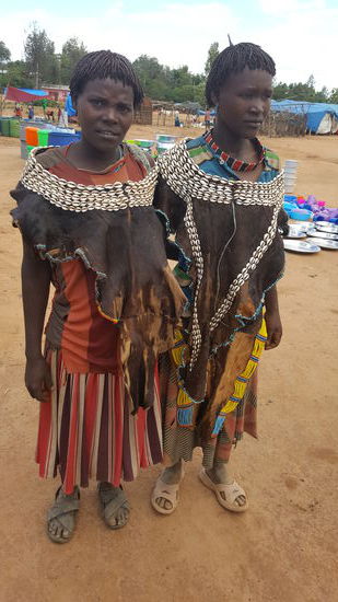 Hier zwei verheiratete Frauen.