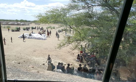 Warten auf die Verteilung  der UNICEF Waren..