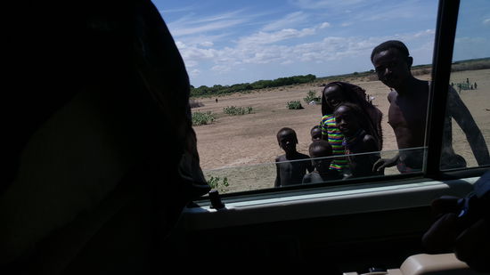 Wieder neugierige Blicke ins Auto...