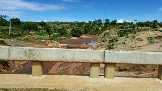Immer wieder sehen wir an den ausgetrockneten Flüssen das letzte bißchen Wasser von den Menschen geholt wird. Viele Kinder laufen mit Flaschen voll brauner Brühe in der Hand herum...