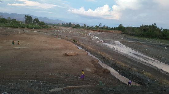 Und wieder Menschen die viele Kilometer zu den letzten Wassertropfen wandern...
