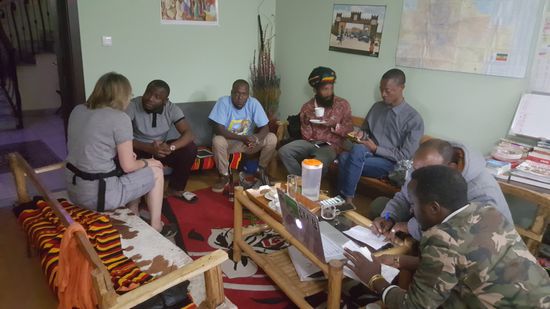 Im Office sitzen wir und plaudern...ein Pilot aus Nigeria versucht uns sein Land als nächstes Urlaubsziel schmackhaft zu machen. Ist ganz "safe"--
Aber er wohnt jetzt in AA--kann dorthin nicht zurück--komisch...