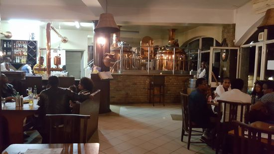 Zum Abschluss besuchen wir noch ein deutsches Brauhaus in Addis--witzig!!
