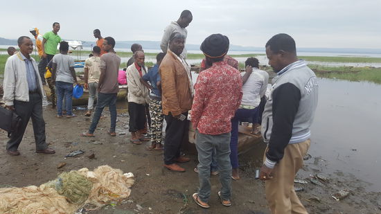 Hier wird der Fisch gleich vom Boot verkauft