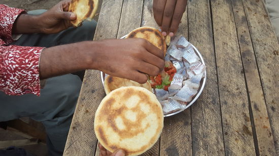 Roher Fisch mit megascharfer Soße