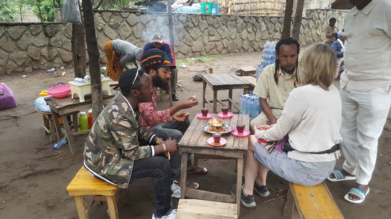 Wir probieren den Fisch nur sehr zaghaft--sind ja auch eigentlich satt...