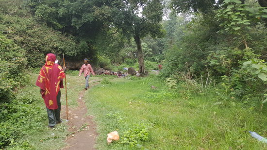 Natürlich geht es wieder stramm bergauf...Christine  mit Flip-Flops--denn die Wanderschuhe hat sie in Lalibela verschenkt
