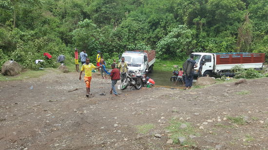 Hier werden Autos, Mopeds und Lkws mit dem gesunden Wasser gewaschen..