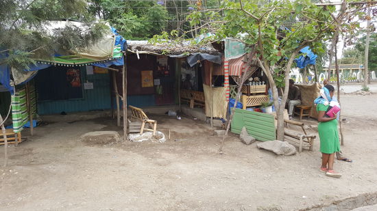 Einkaufen am Kiosk funktioniert folgendermaßen:
Man stoppt mit dem Auto--hupt kräftig--Scheibe runter und brüllt den Leuten im Kiosk entgegen, was man möchte--z.B. eine Flasche Wasser--jemand (meist eine Frau oder ein Kind) bringt das gewünschte, reicht es durchs Autofenster--Geld wird durch selbige gereicht--Scheibe wieder hoch und weg--