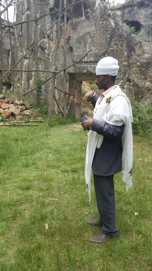 Ein Priester begleitet uns und erklärt uns die Geschichte der Kirche