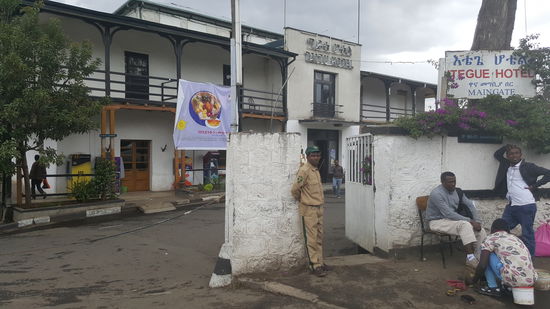 Voila...das "Taitu Hotel" erbaut 1898--sehr veraltet, aber irgendwie kitschig-schön...