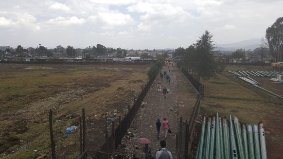 Hier--hinter dem Bahnhof wohnen die Ärmsten von Addis