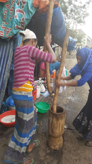 Hier wird Kaffeemehl gestoßen...
