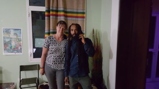 Kleiner Spaß zum Schluß:
Wir bitten Jonas um ein Foto ohne seine Häkelmütze und bieten ihm ein Stück Seife dafür 
Tatsächlich läßt er sich auf den Spaß ein und präsentiert uns seine seit 7 Jahren gezüchtete Rastamähne...
Jonas, das sei hier ausdrücklich erwähnt, war ein super Fahrer!!